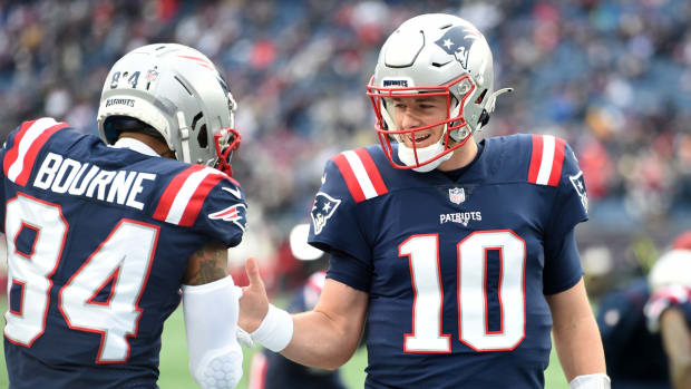 Patriots QB Mac Jones (10), WR Kendrick Bourne (84)